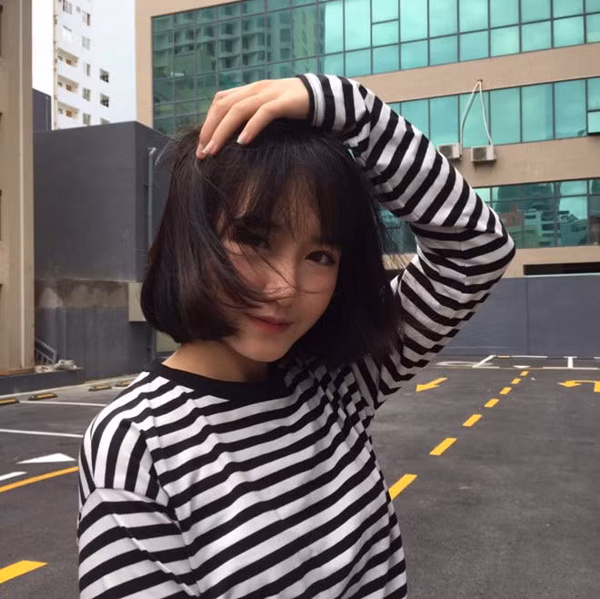 “Bố mẹ mình đều là người Việt. Ban đầu, mình ngạc nhiên khi được nhận xét lai Tây, sau đó nghe nhiều nên cũng quen rồi”, nữ sinh xinh đẹp tâm sự.