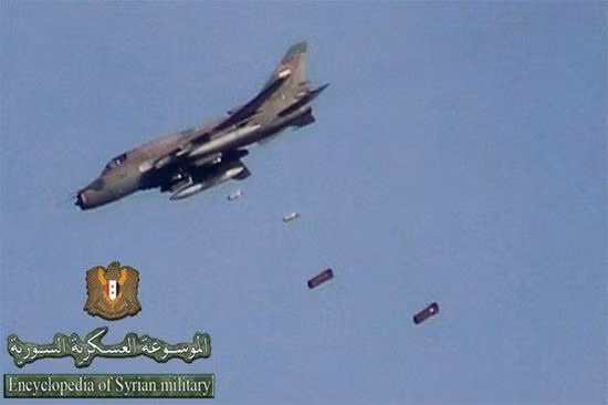 Trong quá khứ, Không quân Syria được trang với số lượng lớn các loại tiêm kích bom trong gia đình Su-22, bao gồm Su-22, Su-22M, Su-22U, Su-22UM3 và Su-22M4; trong đó phiên bản có hậu tố U là dùng cho huấn luyện với 2 chỗ ngồi, còn các phiên bản khác là loại 1 chỗ ngồi.