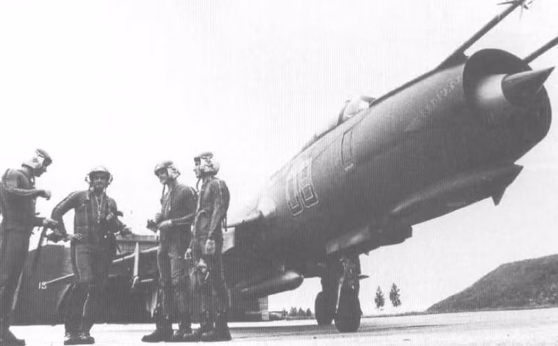 Tiêm kích bom Su-22 đời đầu, thực chất là phiên bản xuất khẩu, được phát triển trên cơ sở máy bay chiến đấu Su-17M2D của Không quân Liên Xô cũ, nhưng sử dụng động cơ phản lực R-29BS-300, thay vì sử dụng động cơ AL như trên Su-17 như của Không quân Liên Xô.