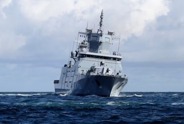 Đi kèm theo đó là các loại radar dẫn đường hàng hải, radar kiểm soát hỏa lực, thiết bị trinh sát quang học, thông tin liên lạc vô cùng tối tân có nguồn gốc từ những công ty hàng đầu của Mỹ và châu Âu.