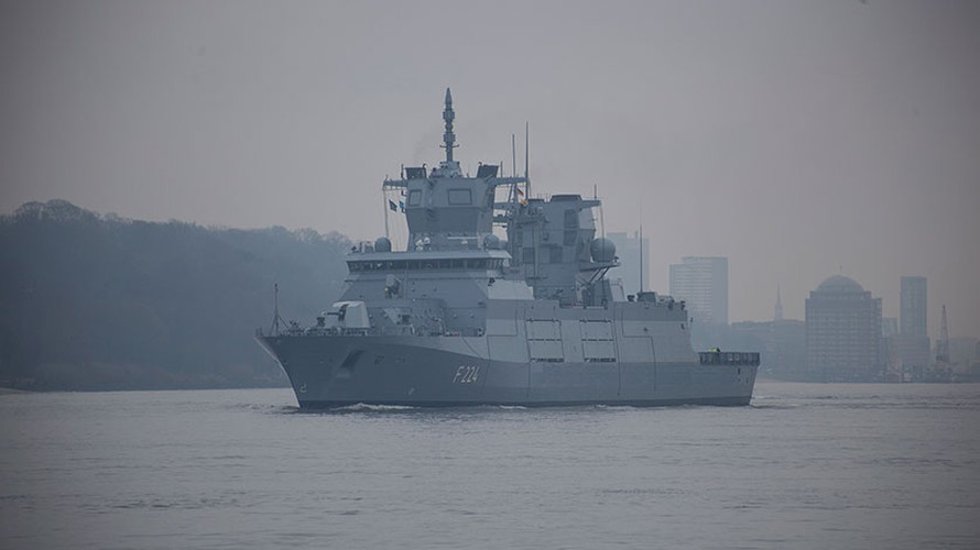 Phía trước đài chỉ huy của F125 là không gian dành cho bệ phóng thẳng đứng loại Mk 41 của Mỹ để mang đạn đánh chặn tầm xa SM-2, hoặc A50 Sylver của châu Âu tương thích với tên lửa phòng không Aster-15/30.