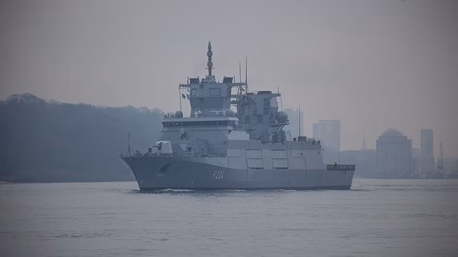 Phía trước đài chỉ huy của F125 là không gian dành cho bệ phóng thẳng đứng loại Mk 41 của Mỹ để mang đạn đánh chặn tầm xa SM-2, hoặc A50 Sylver của châu Âu tương thích với tên lửa phòng không Aster-15/30.