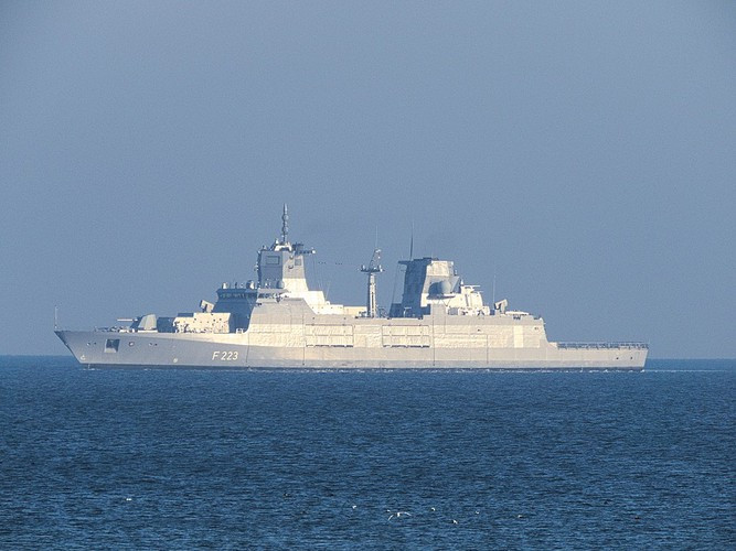 Vũ khí mạnh nhất của F125 dự định là tên lửa chống hạm tầm xa RBS-15 Mk 4, đáng tiếc là chưa biết đến khi nào việc thử nghiệm hoàn thành, cho nên tạm thời nó phải vũ trang bằng 8 tên lửa RGM-84 Harpoon của Mỹ.