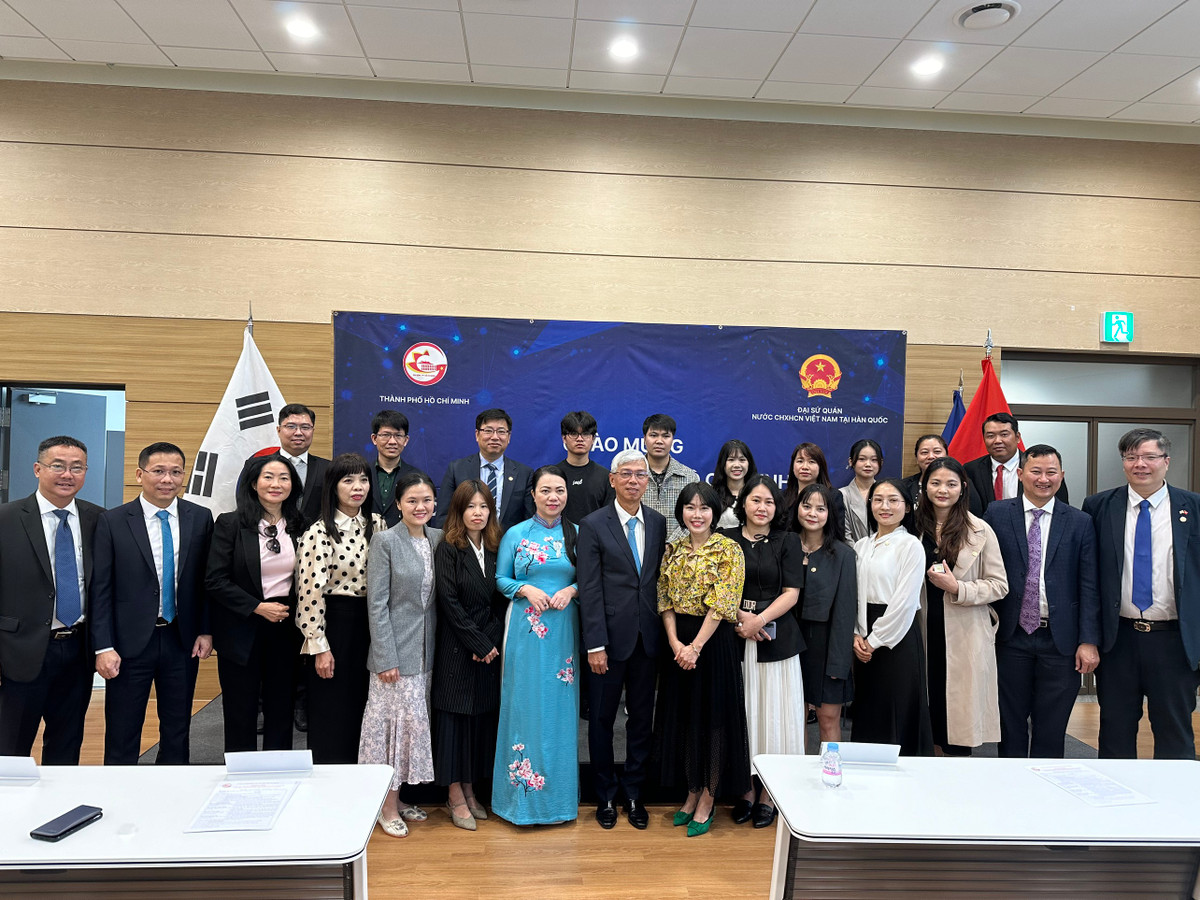 Lãnh đạo TP HCM gặp gỡ cộng đồng người Việt Nam tại Hàn Quốc - Hình 3 Lanh dao TP HCM gap go cong dong nguoi Viet Nam tai Han Quoc-Hinh-3