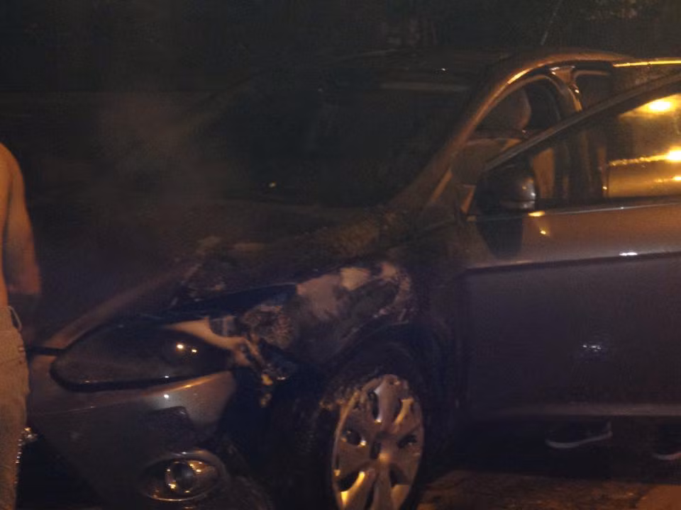 Hà Nội: Xế hộp đang lưu thông bỗng nhiên bốc cháy - Hình 3 Ha Noi: Xe hop dang luu thong bong nhien boc chay-Hinh-3