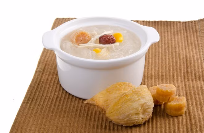 Cháo yến sào Khánh Hòa với hơn 32 đảo yến và 169 hang lớn nhỏ, Khánh Hòa là nơi xuất phát những món ăn từ yến sào ngon nhất Việt Nam, trong đó phải kể đến cháo yến sào. Ảnh: Travelandescape.