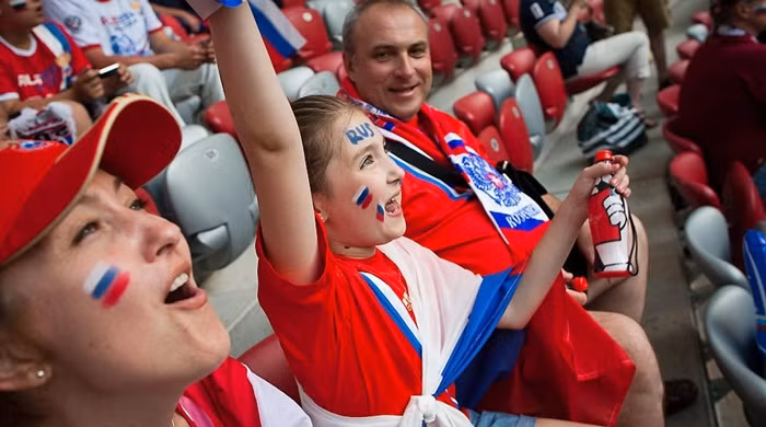 Trong khi đó, Nga kiểm soát được lượng nợ quốc gia của mình, khi năm 2013, nợ trên GDP chỉ chiếm 65%.