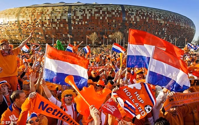 6. Hà lan: Năm 2014, nợ trên GDP của quốc gia này là 325%, tăng tới 62 điểm cơ bản kể từ năm 2007.