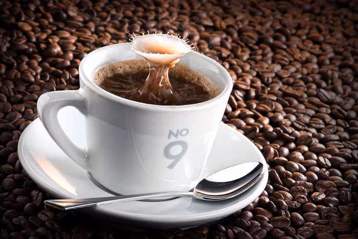 Cà phê cũng không được dùng để uống thuốc, nhất là với các loại thuốc kháng sinh. Bởi trong cà phê có chứa nhiều caffeine, nếu dùng với thuốc sẽ làm giảm nghiêm trọng khả năng hấp thụ sắt. Thuốc cảm và cà phê không được dùng cùng nhau vì nếu không sẽ làm cho dạ dày bị kích thích ở cường độ mạnh và từ đó gây ra đau đớn.