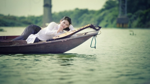 Khánh Chung chia sẻ: “Mình có niềm đam mê bất tận với nhạc cụ dân tộc, đặc biệt là cây đàn Tranh. Đây là nhạc cụ mình đã theo học được 15 năm rồi, cùng với nó mình đã tham gia biểu diễn rất nhiều chương trình ở trong nước và ngoài nước như: Pháp, Hongkong, Ukraina, Malaysia, Indonesia, Anh, Mỹ, Nga, Hàn Quốc, Trung quốc, Thái Lan... Hiện mình đang theo học Cao học chuyên ngành phương pháp giảng dạy đàn Tranh tại Học viện Âm nhạc Quốc gia Việt Nam”.