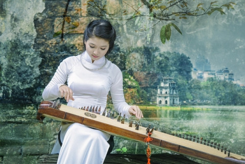 Nói về bộ ảnh đang gây sốt mạng, Khánh Chung cho biết: “Bộ ảnh này mình mới thực hiện cách đây một tuần. Đây là dự định mình đã ấp ủ từ lâu nhưng giờ mới có thời gian thực hiện. Mình muốn giữ lại những hình ảnh đẹp nhất của tuổi trẻ bên cây đàn - người bạn thân thiết nhất của cuộc đời mình. Tuổi thanh xuân của người con gái rất ngắn ngủi nên mình phải tranh thủ thời gian để lưu lại những khoảnh khắc tuyệt vời đó”.