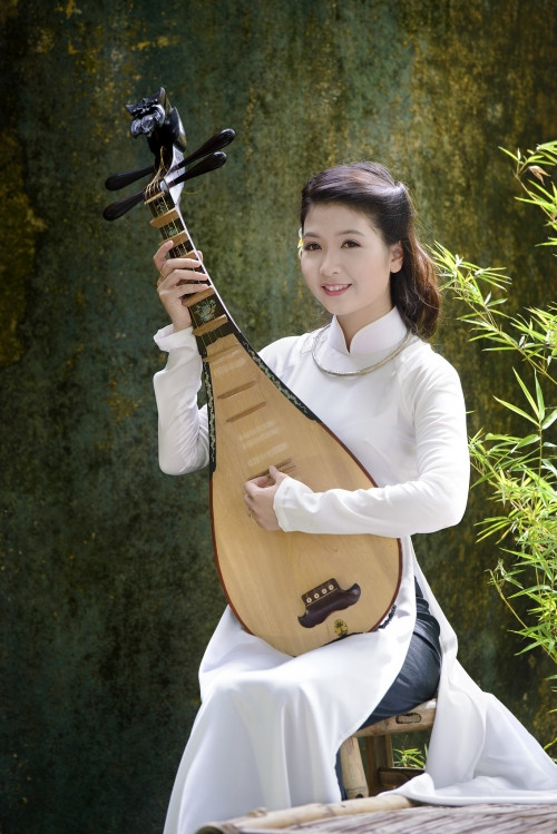 Trong tương lai, cô gái này cho biết: “Khi kết thúc chương trình Cao học, mình rất mong muốn trở thành giáo viên dạy đàn, để truyền lại những kiến thức mà mình có được cho lớp trẻ kế cận, đóng góp một phần nhỏ vào việc gìn giữ và bảo tồn nền âm nhạc truyền thống Việt Nam. Bên cạnh đó, mình sẽ cố gắng thực hiện thêm nhiều bộ ảnh, hi vọng sẽ được mọi người đón nhận nhiều hơn”.