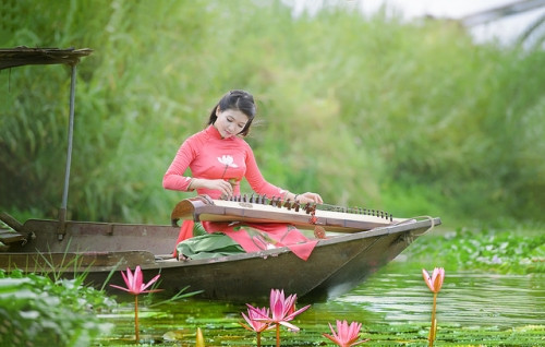 Khó nhất là những cảnh chụp trên thuyền, chiếc thuyền rất mỏng manh, cứ chao đảo suốt khiến mình hoang mang lắm, mình lại không biết bơi. Lúc đó mình đã cố gắng hết sức để lấy lại bình tĩnh và ngồi thật vững. Cũng may vì mình được chụp ảnh với đàn, gắn bó với nó suốt rồi nên việc "diễn" cùng đàn trước ống kính cũng trở nên dễ dàng hơn, các "nháy" cũng chỉ bảo cho mình rất nhiệt tình nữa”, Khánh Chung chia sẻ về khó khăn khi chụp bộ ảnh này.