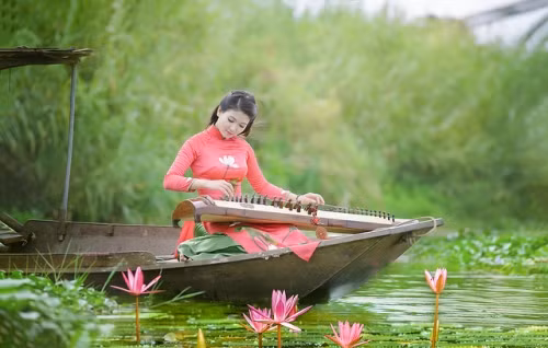 Khó nhất là những cảnh chụp trên thuyền, chiếc thuyền rất mỏng manh, cứ chao đảo suốt khiến mình hoang mang lắm, mình lại không biết bơi. Lúc đó mình đã cố gắng hết sức để lấy lại bình tĩnh và ngồi thật vững. Cũng may vì mình được chụp ảnh với đàn, gắn bó với nó suốt rồi nên việc "diễn" cùng đàn trước ống kính cũng trở nên dễ dàng hơn, các "nháy" cũng chỉ bảo cho mình rất nhiệt tình nữa”, Khánh Chung chia sẻ về khó khăn khi chụp bộ ảnh này.