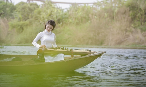 Ngắm bộ ảnh tuyệt đẹp chụp bên cây đàn Tranh của Khánh Chung.