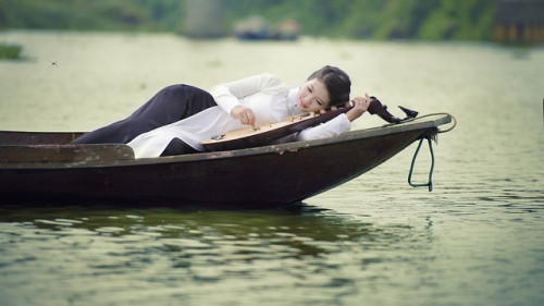 Mới đây, cô vừa chia sẻ bộ ảnh chụp bên cây đàn Tranh và khung cảnh đầy thơ mộng.