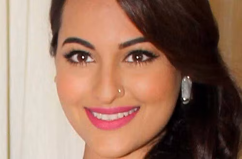  7. Cười thoải mái: Khi cười, bạn nên mở rộng miệng tối đa để hở cả nướu và răng. Giữ trong khoảng 5 giây, rồi mím miệng. Sau đó tiếp tục cười lần nữa. Lặp lại 10 lần. Các chuyên gia cho rằng đây là một trong những bài tập giảm béo mặt hiệu quả nếu được thực hiện thường xuyên.