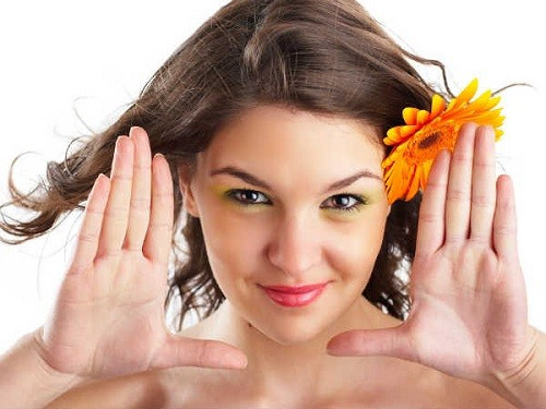 2. Cười mỉm: Hãy mím chặt môi và cười tươi nhất bạn có thể, nhưng hãy nhớ giữ cho hai môi không tách rời. Lặp lại điều này 10 lần. Bài tập cười mỉm sẽ giúp củng cố phần gò má và giúp giảm chất béo trên mặt dễ dàng.