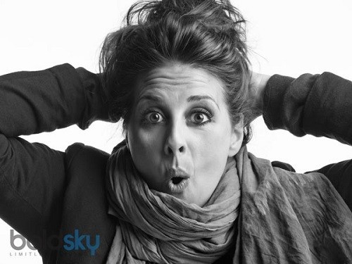  5. Nói X và O nhiều lần: Đây là động tác đơn giản mà hữu hiệu nhất, sẽ giúp đánh tan các túi mỡ trên mặt. Bắt đầu bằng cách nói lặp đi lặp lại hai chữ “X” và “O” trong khoảng 15 phút. Thực hiện đều đặn mỗi ngày.