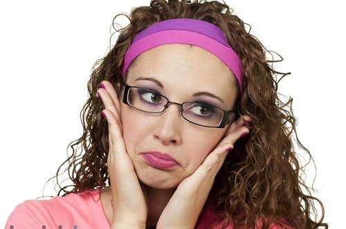  6. Bĩu môi: Tuy hơi xấu xí, nhưng bạn nên thực hiện động tác này khoảng 10 phút mỗi ngày để loại bỏ các chất béo ở trên mặt. Hiệu quả rõ ràng sau 6 tuần thực hiện liên tục.