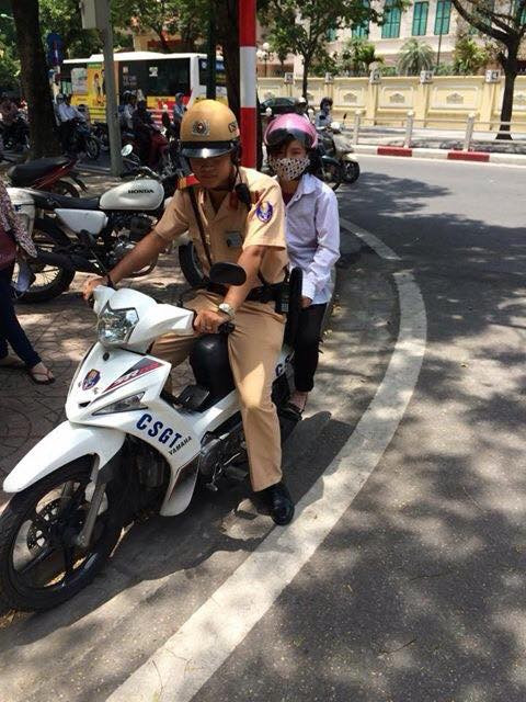 Gap su co, thi sinh duoc CSGT cuu nguy