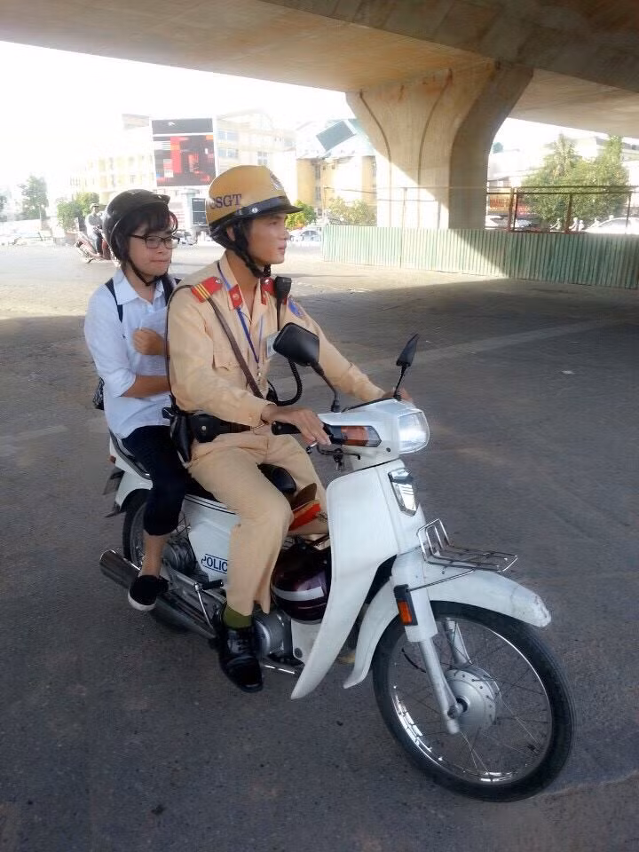 Gap su co, thi sinh duoc CSGT cuu nguy-Hinh-2