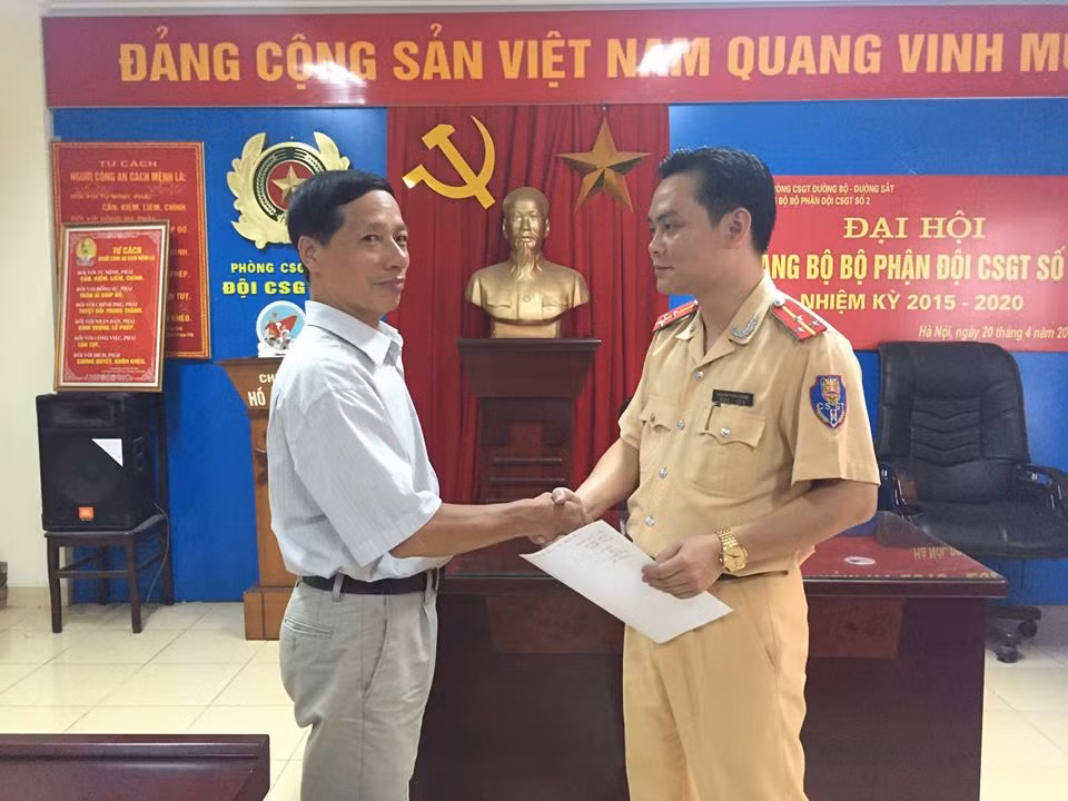 Gap su co, thi sinh duoc CSGT cuu nguy-Hinh-3