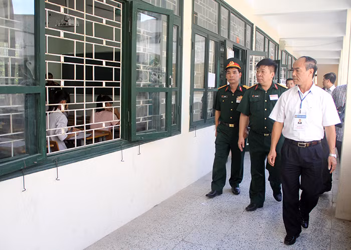 Bo GD-DT len tieng vu thi sinh bi dinh chi vi bo goi dien-Hinh-2