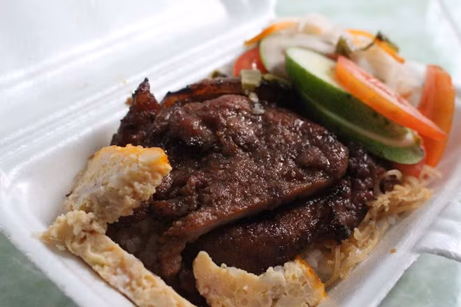 Cơm tấm là món ăn chắt lọc tinh hoa của người Sài Gòn. Nguyên liệu của món ăn này khá đơn giản với những hạt cơm được nấu từ gạo tấm, miếng sườn nướng cháy cạnh, ít bì, rau góp. Ăn kèm với nước mắm chua ngọt. Món cơm Việt Nam ngon nổi tiếng này thường được ăn vào bữa sáng và bữa tối. Ảnh: An Huỳnh.