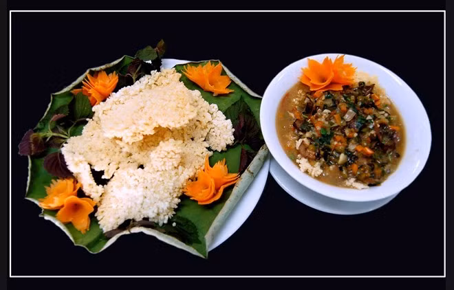 Cơm cháy Ninh Bình dùng kèm với thịt bò, tim, cật lợn xào với các loại rau như hành tây, nấm rơm, cà rốt và cà chua… Món ăn này hấp dẫn ở vị giòn, nóng, tơi của cơm cháy cùng vị đậm đà của món xào thập cẩm. Ảnh: Báo Ninh Bình.