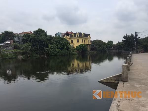 Ha Noi: Phat hien xac be trai noi tren mat ho