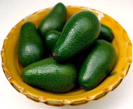  Bơ ngon là khi ta bóp nhẹ thấy hơi mềm cầm chắc tay, không ọp. Nếu không, hãy thử bấm nhẹ vào cuống bơ, thấy hơi mềm thì chọn. Mặc dù phần đuôi chưa mềm nhưng nó sẽ chín dần về sau.