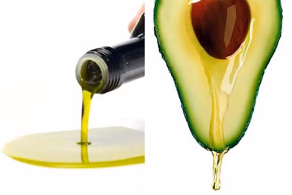 Khi bổ một quả bơ mà con không ăn hết, bạn có thể bôi một chút dầu ăn lên bề mặt bơ để giữ bơ tươi lâu và không bị thâm.