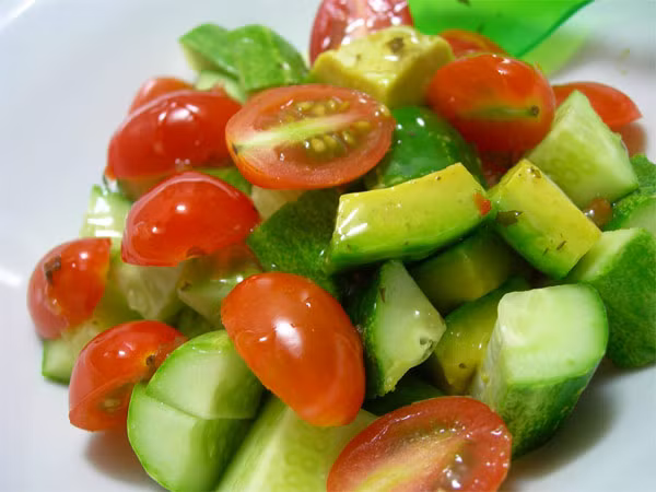 Theo các chuyên gia dinh dưỡng, trong một ngày bạn chỉ nên dùng khoảng 2 thìa cà phê tương đương với 1/6 quả bơ thế là đủ bởi lẽ với mỗi thìa cà phê trái bơ, cơ thể bạn đã được cung cấp 5g chất béo và 55 đơn vị calo.