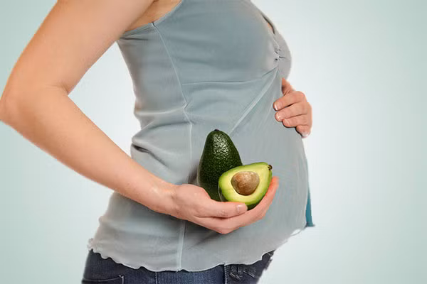 Ăn nhiều bơ khi đang mang thai và cho con bú. Bơ rất tốt cho phụ nữ mang thai, nhưng ăn quá nhiều quả bơ cũng có thể gây thiệt hại cho các tuyến vú và lượng sữa.