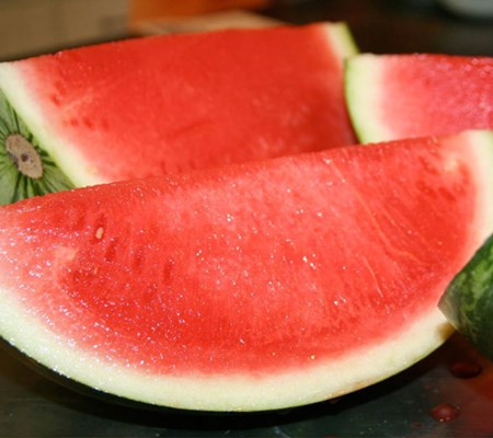 Tuy nhiên với sự tiến bộ của khoa học kỹ thuật thì giống dưa hấu không hạt ra đời, không chỉ đem đến sự thuận lợi cho người dùng mà còn ngon ngọt, nhiều nước hơn. Đây là loại quả từng khiến bà nội trợ mê mẩn, đặc biệt là các bà mẹ có con nhỏ bởi khi cho con ăn loại quả này sẽ không phải lo lắng con trẻ nuốt phải hạt.