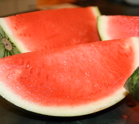 Tuy nhiên với sự tiến bộ của khoa học kỹ thuật thì giống dưa hấu không hạt ra đời, không chỉ đem đến sự thuận lợi cho người dùng mà còn ngon ngọt, nhiều nước hơn. Đây là loại quả từng khiến bà nội trợ mê mẩn, đặc biệt là các bà mẹ có con nhỏ bởi khi cho con ăn loại quả này sẽ không phải lo lắng con trẻ nuốt phải hạt.