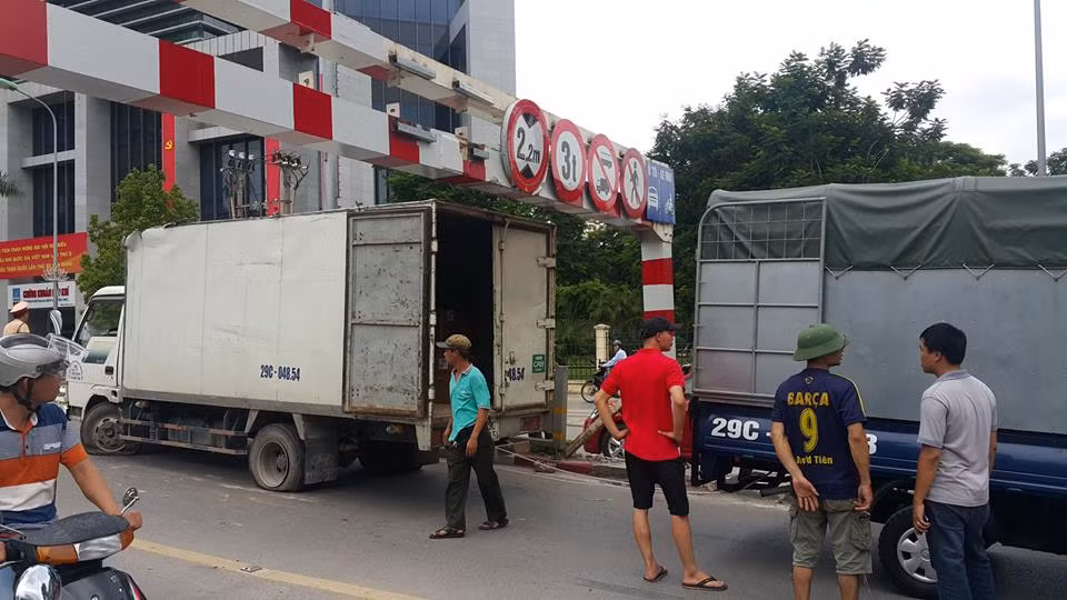 Xe tai mac ket tren cau vuot Lang Ha