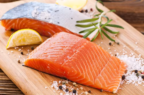 Cá hồi: Cá hồi được cho là loại thực phẩm tốt cho khả năng sinh sản ở cả nam lẫn nữ.