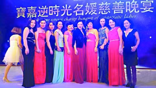 Những phụ nữ giàu có này sẵn sàng chi tiền để du lịch và thẩm mỹ, chi phí chuyến đi lên tới 38.000 nhân dân tệ (khoảng 135 triệu đồng), nhưng khi đã vào "tròng" họ mới bàng hoàng phát hiện ra mình bị lừa.