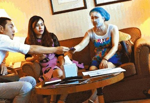 Phòng ở khách sạn được biến thành nơi để tiến hành phẫu thuật thẩm mỹ. Các chị em sẽ được tiêm các loại thuốc để tiến hành phẫu thuật.