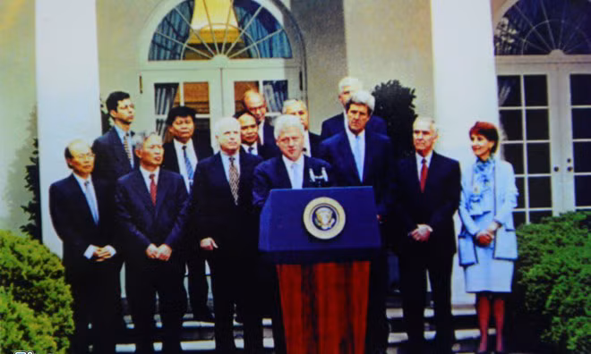 Vào 16h ngày 13/7/2000 tại Vườn Hồng (Nhà Trắng, Washington, Hoa Kỳ), ông Lương (đứng thứ hai từ trái sang, hàng phía sau) cùng Đoàn đàm phán Việt Nam tham dự họp báo của Tổng thống Bill Clinton thông báo việc ký kết Hiệp định Thương mại Việt Nam - Hoa Kỳ. Ảnh do nhân vật cung cấp.