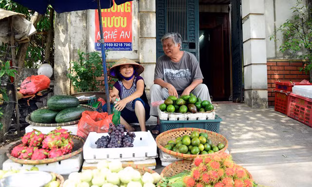 Chị Nguyễn Thị Lý (40 tuổi) ngồi bán hoa quả trước cửa nhà ông đã 6 năm cho biết: “Ông cho tôi ngồi lâu rồi dù nhà ông hay có khách. May có ông nên tôi chẳng lo bị đuổi mà buôn bán kiểu này có chỗ ngồi ở mặt đường, ổn định, lại không mất tiền là may lắm”. Khi được hỏi, ông Lương chỉ cười nói: “Cái mẹt hoa quả là miếng ăn của cả nhà cô đó đấy”.