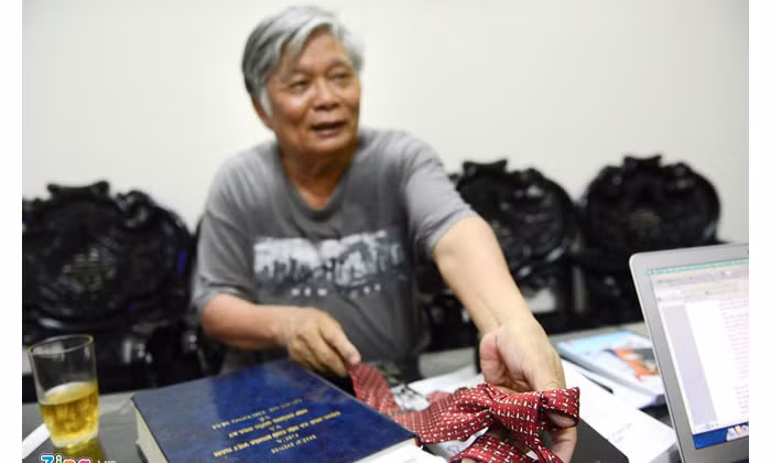 Một chiếc cà vạt cũ được đặt trang trọng phía trên 2 quyển sách về BTA, đó là món quà mà ông được “người đặc biệt” tặng ngay sau khi hiệp định được ký kết ngày 13/7/2000 - bà Virginia Foote, Chủ tịch Hội đồng Thương mại Mỹ - Việt.