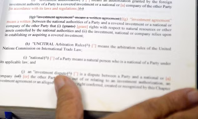 Dịch vụ là chương được viết lại hoàn toàn trong BTA theo yêu cầu của ông Lương. Trong ảnh, những dòng chữ đen là dự thảo của Việt Nam và chữ đỏ là đề xuất chỉnh sửa phía Mỹ.