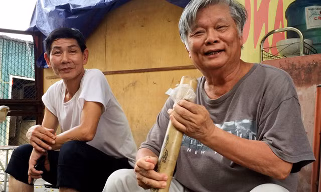 Sau khi đã nghỉ hưu, ông sống thảnh thơi bên gia đình cùng các cháu ngoại. Giờ đây, những người lao động như anh xe ôm, người bán phở, cô hàng xén cùng khu phố trở thành "chiến hữu" của ông mỗi ngày.