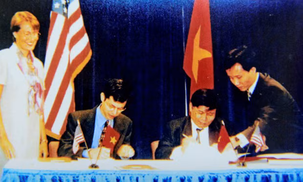 Một ngày sau đó 14/7/2000, ông Nguyễn Đình Lương đại diện cho Đoàn đàm phán Việt Nam đặt bút ký tắt Hiệp định Thương mại Việt Nam - Hoa Kỳ tại Nhà Trắng. Ảnh do nhân vật cung cấp.