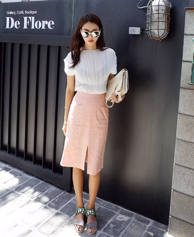 Đường xẻ sẽ là giải pháp nếu váy của bạn có dài hơn quy định một chút. 