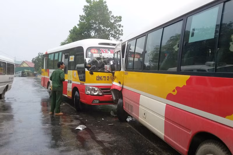 Hai xe buyt dau dau nhau o Ha Tinh, hanh khach hoang loan