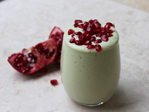 3. Sinh tố bơ - lựu: Trộn một quả bơ, 1/2 cốc ép lựu, một muỗng canh mật ong và 1/4 cốc sữa chua không đường, xay nhuyễn. Bơ và lựu đều chứa nhiều natri, vitamin C và nhiều dưỡng chất cần thiết khác giúp giảm tỷ lệ cholesterol trong máu, ngăn ngừa việc tích tụ chất béo.